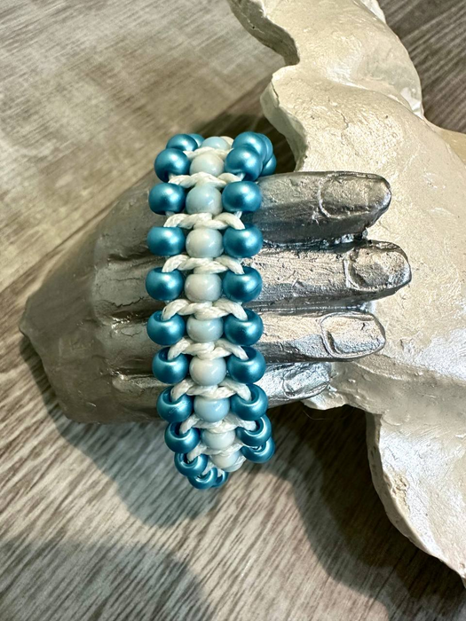 50 St. Pony Gepresste Perlen, Walze 5,5 mm im Durchmesser mit einem Loch von 2 mm, Böhmisches Glas, Pastell Montana Blau