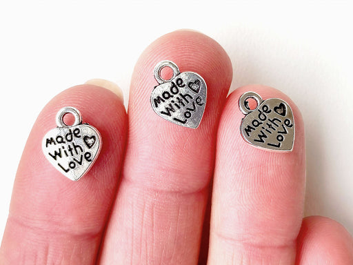 2 pcs Herz mit Wort „Made With Love“ Metallanhänger 13x10 mm, Metall (Heart With Word "Made With Love" Metal Pendant)