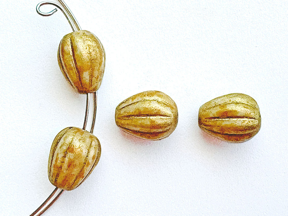 4 pcs Tropfenförmige Melonenperlen, 11x9 mm, Alabaster Curry mit Goldeffekt (Kräuter & Gewürze-Serie), Tschechisches Glas (Drop Melon Beads)