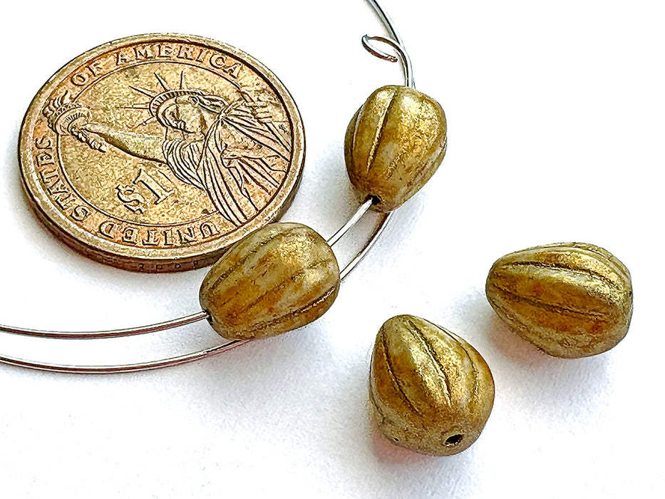 4 pcs Tropfenförmige Melonenperlen, 11x9 mm, Alabaster Curry mit Goldeffekt (Kräuter & Gewürze-Serie), Tschechisches Glas (Drop Melon Beads)