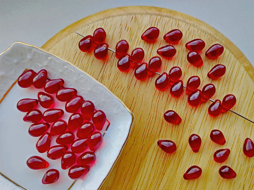 30 pcs Teardrop Perlen 6x9 mm, Dunkler Rubin, Tschechisches Glas (Teardrop Beads)