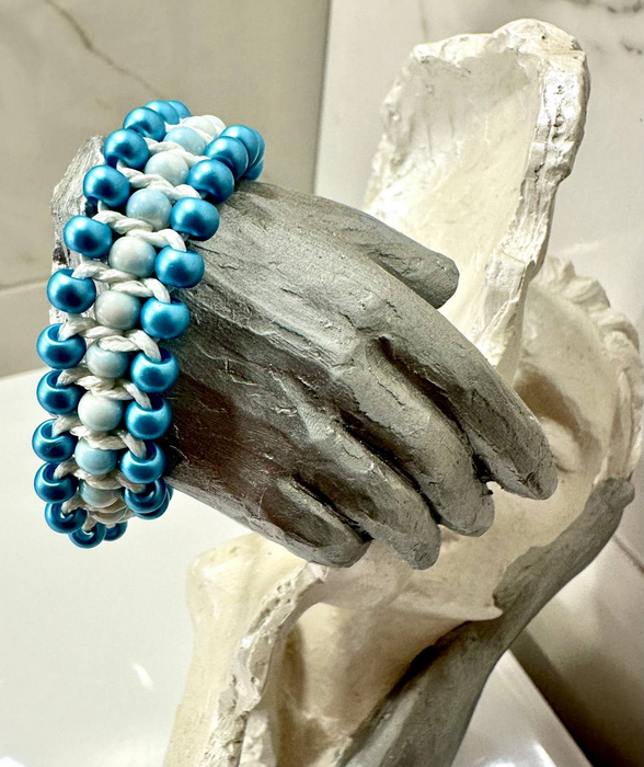 50 St. Pony Gepresste Perlen, Walze 5,5 mm im Durchmesser mit einem Loch von 2 mm, Böhmisches Glas, Weiß-Blau Luster