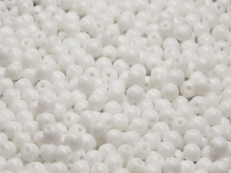 100 St. Runde Gepresste Perlen 4mm, Böhmisches Glas, Deckweiß (Weiß Kreide)