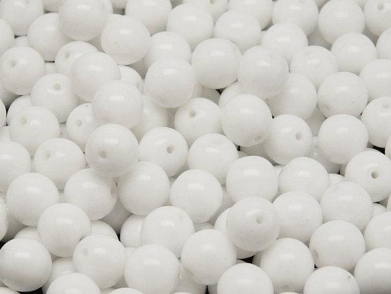 25 St. Runde Gepresste Perlen 8mm, Böhmisches Glas, Opak Weiß (Weiß Kreide)