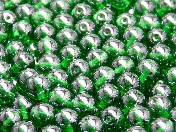 25 St. Runde Gepresste Perlen 8mm, Böhmisches Glas, Grün Transparent Weiß Luster