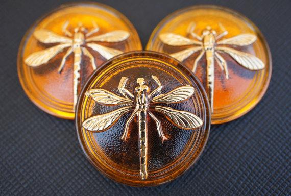 1 St. Tschechischer Glascabochon, Topaz, goldene Libelle (glatte Rückseite), handbemalt, Größe 14 (32 mm)