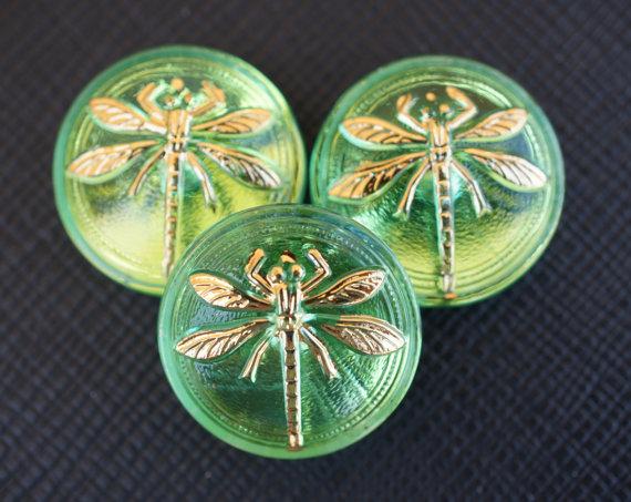 1 St. Tschechischer Glascabochon, Grün, goldene Libelle (glatte Rückseite), handbemalt, Größe 8 (18 mm)
