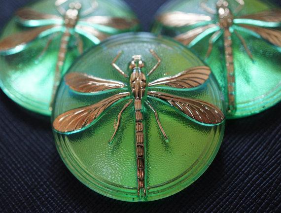1 St. Tschechischer Glascabochon, Grün, goldene Libelle (glatte Rückseite), handbemalt, Größe 18 (40.5 mm)