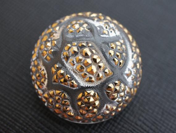 1 St. Tschechischer Glasknopf, Kristall, goldene Verzierung, handbemalt, Größe 12 (27 mm)