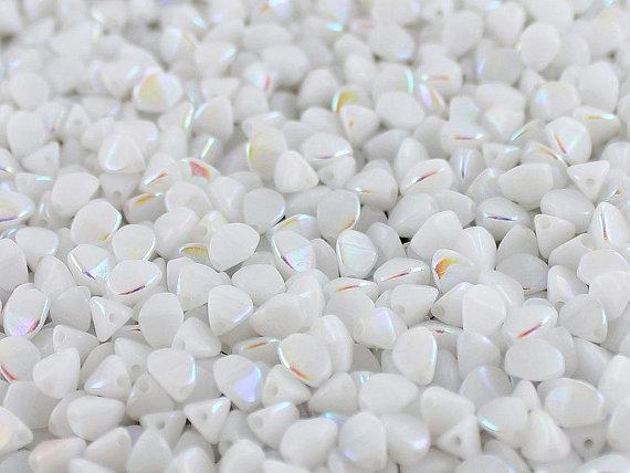 50 St. Pinch Gepresste Perlen 5x3,5mm, Böhmisches Glas, Weiß Alabaster AB