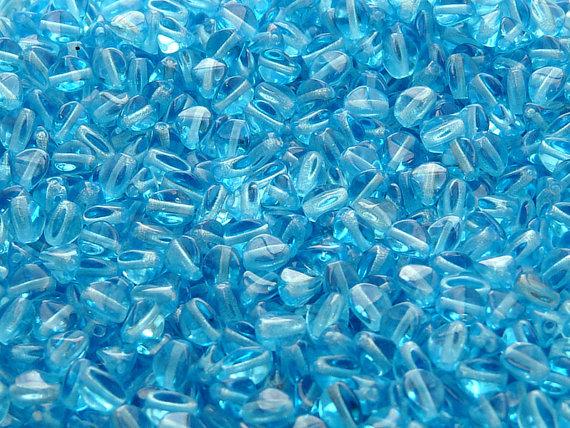 50 St. Pinch Gepresste Perlen 5x3,5mm, Böhmisches Glas, Aquamarin Blau