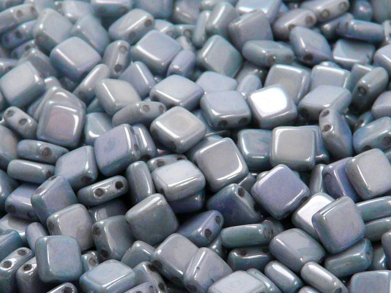 40 St. Tile Gepresste Perlen 6x6x2,9 mm Zwei Löcher, Böhmische Glas, Weiß Kreide Blau Luster