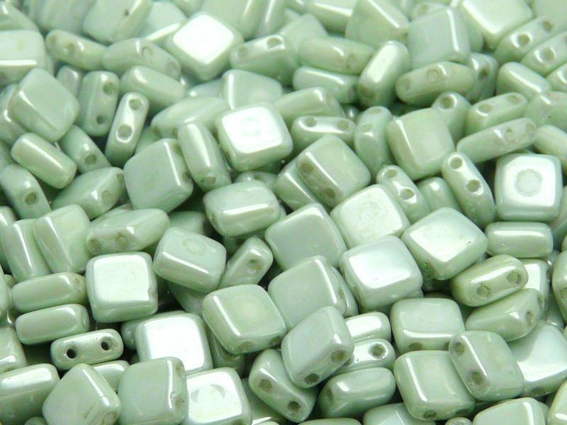 40 St. Tile Beads gepresst 6x6x2,9 mm, 2-Loch, Weiße Kreide Hellgrün Luster, Tschechisches Glas