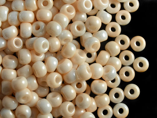50 St. Pony Gepresste Perlen, Walze 5,5 mm im Durchmesser mit einem Loch von 2 mm, Böhmisches Glas, Weiß-Orange Luster