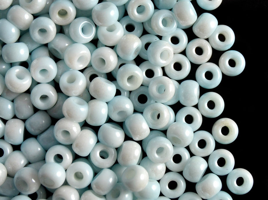 50 St. Pony Gepresste Perlen, Walze 5,5 mm im Durchmesser mit einem Loch von 2 mm, Böhmisches Glas, Weiß-Blau Luster