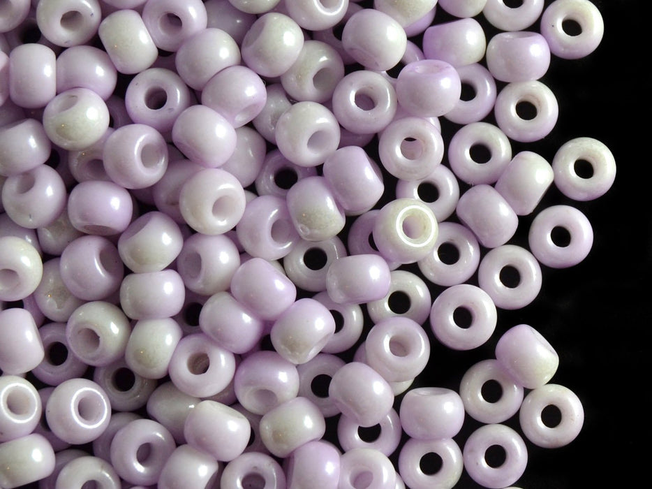 50 St. Pony Gepresste Perlen, Walze 5,5 mm im Durchmesser mit einem Loch von 2 mm, Böhmisches Glas, Weiß-Lila Luster