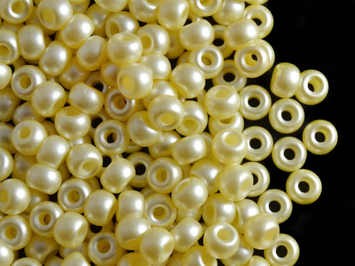 50 St. Pony Gepresste Perlen, Walze 5,5 mm im Durchmesser mit einem Loch von 2 mm, Böhmisches Glas, Pastell Crème