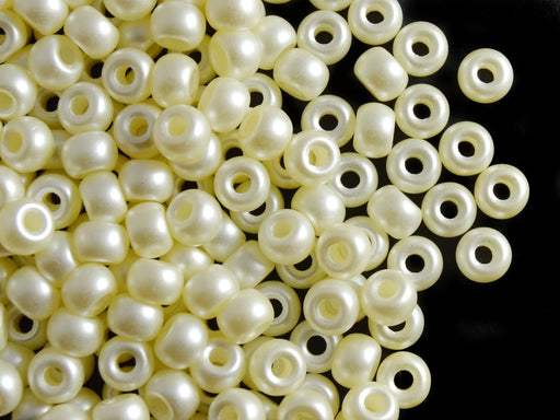 50 St. Gepresste Glasperlen Pony 5,5 mm im Durchmesser mit einem Loch von 2 mm, Pastell Creme hell, Tschechisches Glas