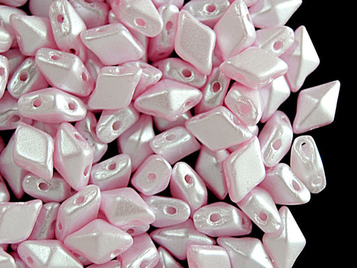 30 St. DiamonDuo™ Bead - Tschechische gepresste Glasperlen in Form eines Diamanten Größe 5x8mm mit zwei Löchern,Alabaster Pastell Rosa