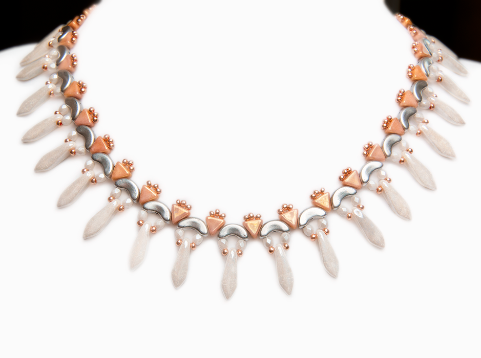 1 St. Exklusive Perlenstickerei Kit für DIY Schmuckherstellung ''Elsa'' Halskette Ohrringe (Weiß-Rosa)