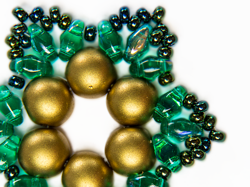 1 St. Exklusives Set zur Herstellung von zwei Schmuck DIY ''Snowflake'' aus tschechischen Perlen (Gold-Grün)