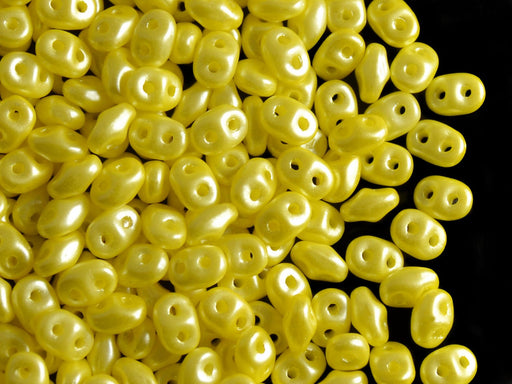20 g SuperDuo Rocailles 2.5x5mm Zwei Löcher, Böhmisches Glas, Pastell Gelb